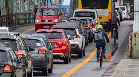 Die FDP-Parteispitze verlangt eine Verkehrspolitik pro Auto. (Archivbild) / Foto: Robert Michael/dpa