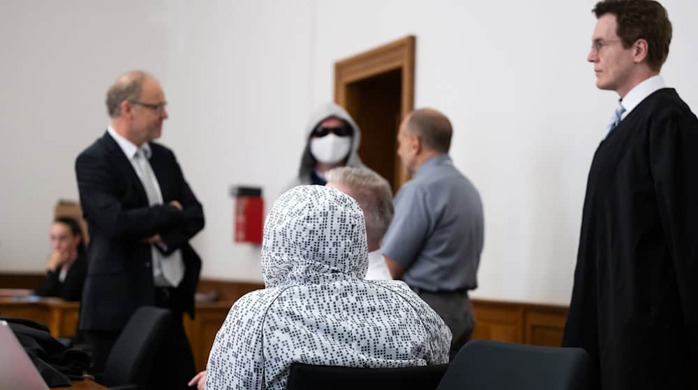 In Lüneburg läuft der Prozess gegen die fünf Männer, die rechtsradikale Tonträger produziert haben sollen. (Archivbild) / Foto: Philipp Schulze/dpa