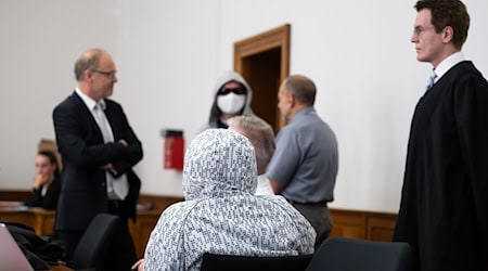 In Lüneburg läuft der Prozess gegen die fünf Männer, die rechtsradikale Tonträger produziert haben sollen. (Archivbild) / Foto: Philipp Schulze/dpa