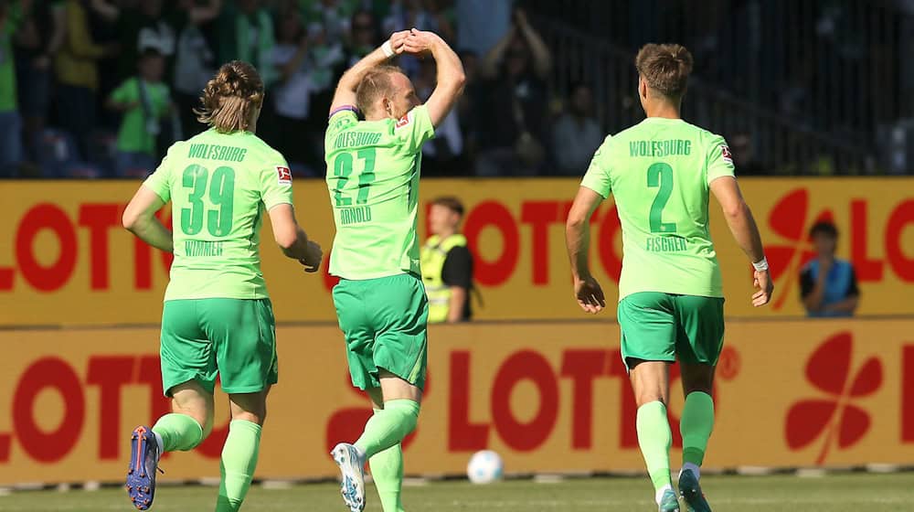 Wolfsburgs Maximilian Arnold (M) bejubelt sein Tor zum 0:1. / Foto: Claus Bergmann/dpa