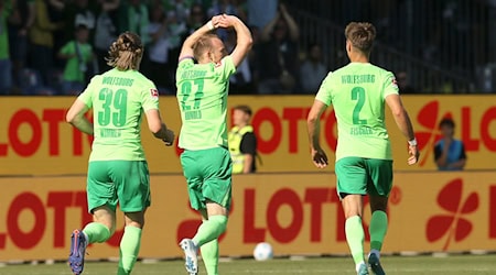 Wolfsburgs Maximilian Arnold (M) bejubelt sein Tor zum 0:1. / Foto: Claus Bergmann/dpa