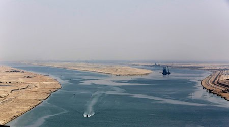 Ein Militärboot sichert die Einfahrt in den Suezkanal. Der Kanal verbindet das Mittelmeer mit dem Roten Meer. / Foto: Amr Nabil/AP/dpa