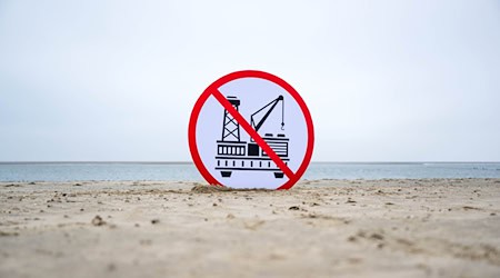 Gegen die geplante Gasförderung vor der Nordseeinsel Borkum gibt es seit Jahren Proteste. / Foto: Sina Schuldt/dpa