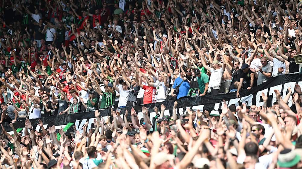 Stimmung auf der Tribübe in Hannover / Foto: Swen Pförtner/dpa