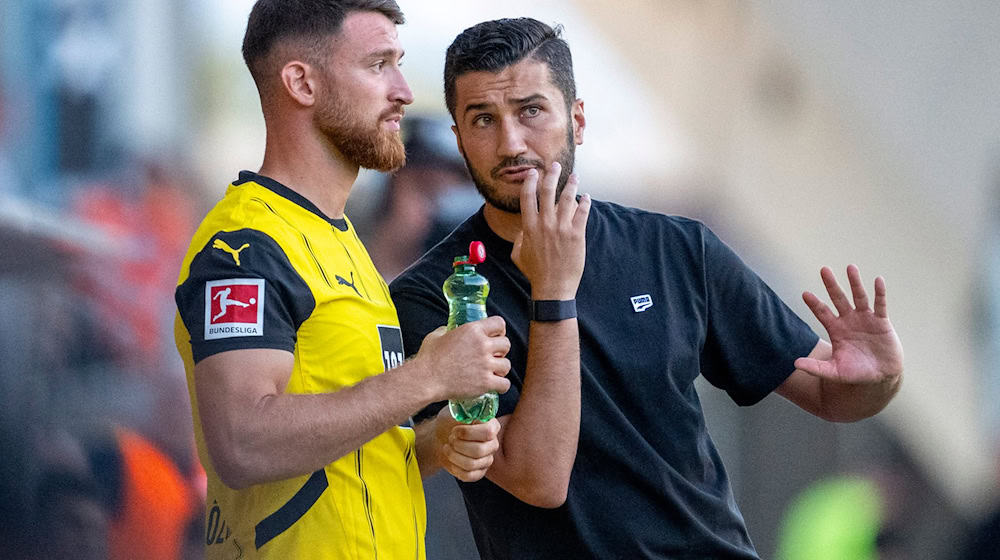 In der Gunst von BVB-Trainer Nuri Sahin (r.) steht Salih Özcan nicht weit oben. Das schürt Spekulationen über einen Wechsel nach Wolfsburg. / Foto: David Inderlied/dpa