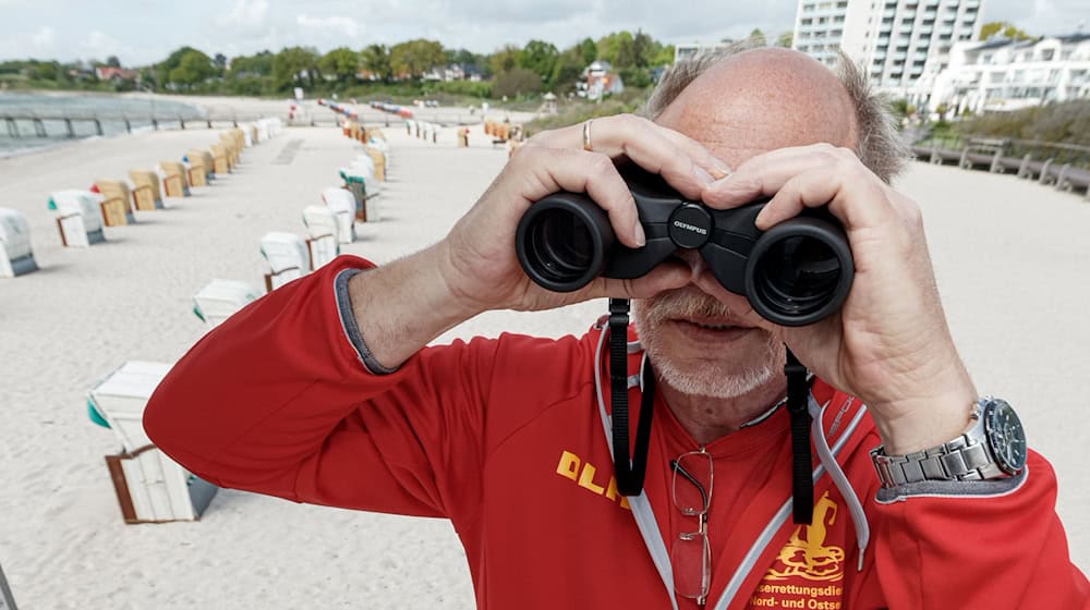 Die DLRG-Rettungsschwimmer kommen in der laufenden Saison schon auf über 200 Rettungseinsätze im Wasser - in der gesamten Saison 2023 waren es 244. (Archivbild) / Foto: Markus Scholz/dpa