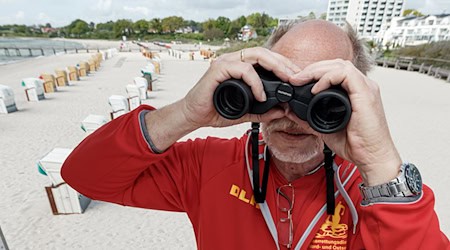 Die DLRG-Rettungsschwimmer kommen in der laufenden Saison schon auf über 200 Rettungseinsätze im Wasser - in der gesamten Saison 2023 waren es 244. (Archivbild) / Foto: Markus Scholz/dpa