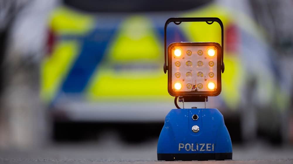 Einsatzkräfte haben in Hannover bei mehrtägigen Kontrollen im Straßenverkehr Hunderte Autofahrer und Autofahrerinnen kontrolliert. Sie fanden eine scharfe Schusswaffe und Drogen. Mehrere Menschen wurden festgenommen. (Symbolbild) / Foto: Rolf Vennenbernd/dpa