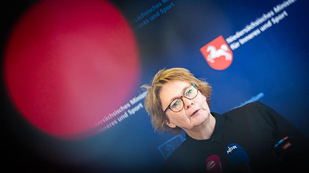 Niedersachsens Innenministerin Behrens hat schon vor dem Messerangriff in Solingen für eine Verschärfung des Waffenrechts geworben. (Archivbild) / Foto: Moritz Frankenberg/dpa