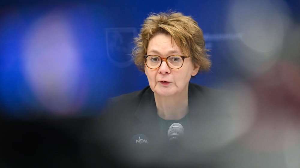 Seit einigen Monaten gibt es in Niedersachsen laut Innenministerin Daniela Behrens immer wieder Fälle von rassistischen Gesängen. (Archivbild) / Foto: Julian Stratenschulte/dpa