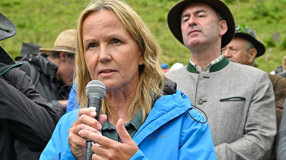 Bundesumweltministerin Steffi Lemke (Grüne) rechnet damit, dass die Suche nach einem Endlager für hochradioaktiven Atommüll bis Mitte des Jahrhunderts abgeschlossen ist. (Archivbild) / Foto: Uwe Lein/dpa