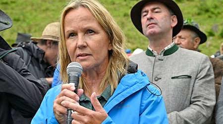 Bundesumweltministerin Steffi Lemke (Grüne) rechnet damit, dass die Suche nach einem Endlager für hochradioaktiven Atommüll bis Mitte des Jahrhunderts abgeschlossen ist. (Archivbild) / Foto: Uwe Lein/dpa