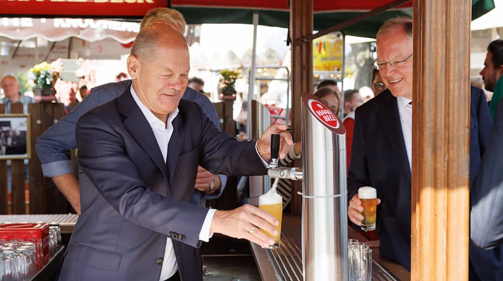 Nach seinem Besuch bei einem Volksfest in Niedersachsen lobt Ministerpräsident Stephan Weil seinen Parteikollegen, Bundeskanzler Olaf Scholz. / Foto: Friso Gentsch/dpa