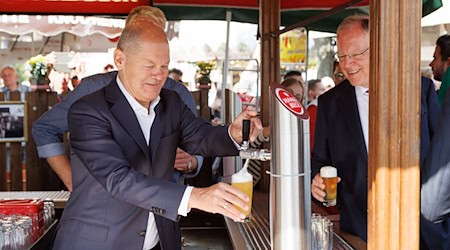 Nach seinem Besuch bei einem Volksfest in Niedersachsen lobt Ministerpräsident Stephan Weil seinen Parteikollegen, Bundeskanzler Olaf Scholz. / Foto: Friso Gentsch/dpa