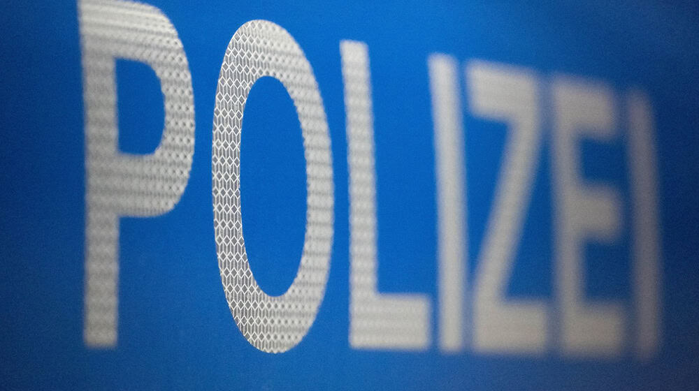 An einem Mehrfamilienhaus in Einbek gab es einen größeren Polizeieinsatz. (Foto-Illustration) / Foto: Marijan Murat/dpa