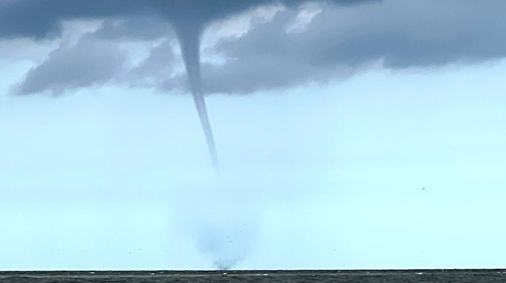 Einen mutmaßlicher Tornado wirbelt Wasser auf vor der Nordseeinsel Borkum. / Foto: Rolf Groenewold/dpa