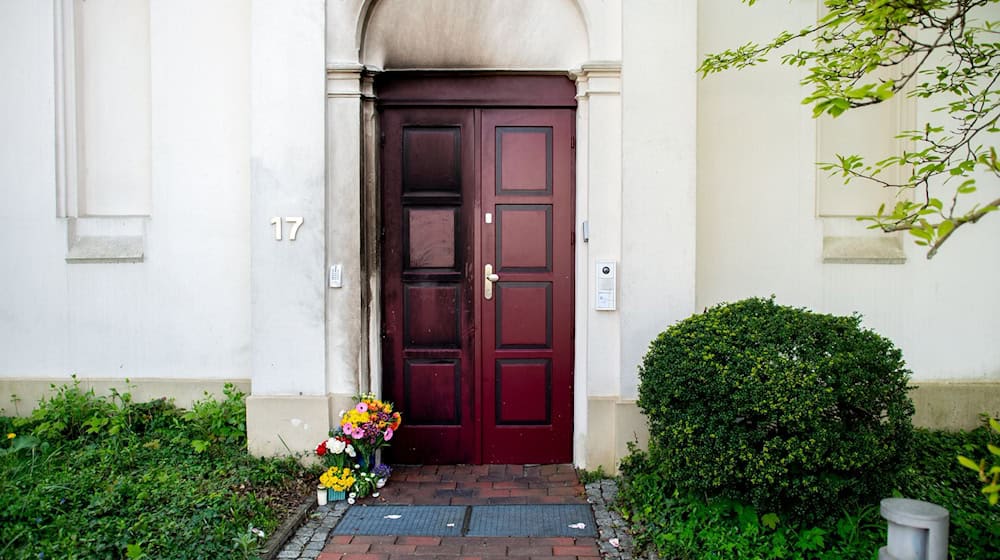 Am 5. April war mittags ein Brandsatz gegen die Eingangstür der Synagoge geworfen worden. (Archivbild) / Foto: Hauke-Christian Dittrich/dpa