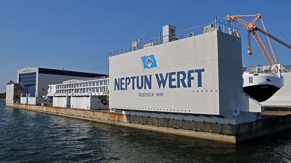 Bei einer Betriebsversammlung informierte die Meyer-Geschäftsführung  die Neptun-Belegschaft über den aktuellen Stand der Krise.  Die Rostocker Neptun Werft ist Teil der Meyer Gruppe. (Archivbild) / Foto: Bernd Wüstneck/dpa