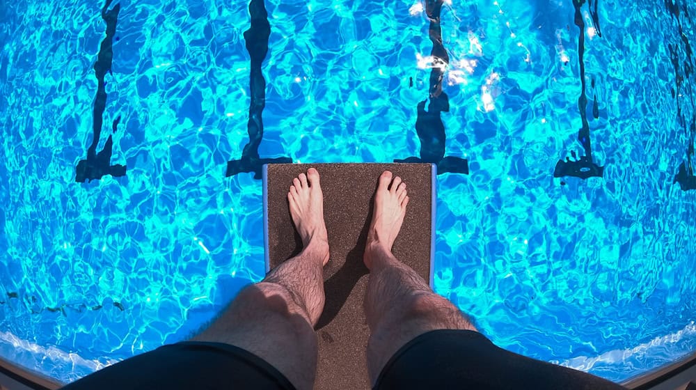 Trotz umgehender Erste-Hilfe-Maßnahmen starb der 23-Jährige im Freibad. (Symboldbild) / Foto: Friso Gentsch/dpa