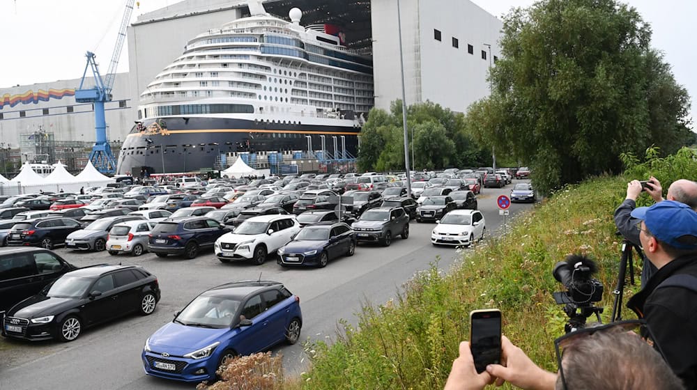 Ein neues Kreuzfahrtschiff der Meyer Werft verlässt das Baudock in Papenburg. / Foto: Lars Penning/dpa