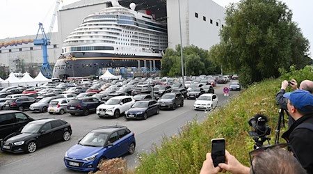 Ein neues Kreuzfahrtschiff der Meyer Werft verlässt das Baudock in Papenburg. / Foto: Lars Penning/dpa