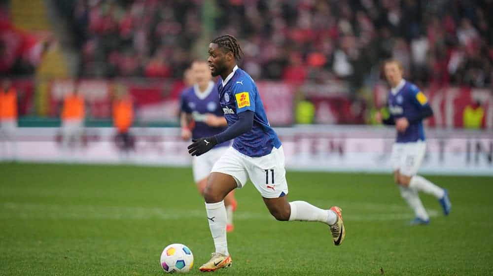 Rückkehr nach nur einem Jahr: Ba-Muaka Simakala wechselt von Holstein Kiel zum VfL Osnabrück. / Foto: Thomas Frey/dpa