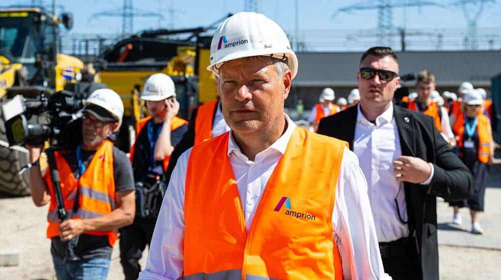 Bundeswirtschaftsminister Robert Habek (Grüne) nimmt ein modernisiertes Umspannwerk in Lingen in Betrieb, mit dem Netzschwankungen duch die Einspeisung erneuerbarer Energien ausgeglichen werden sollen. / Foto: Guido Kirchner/dpa