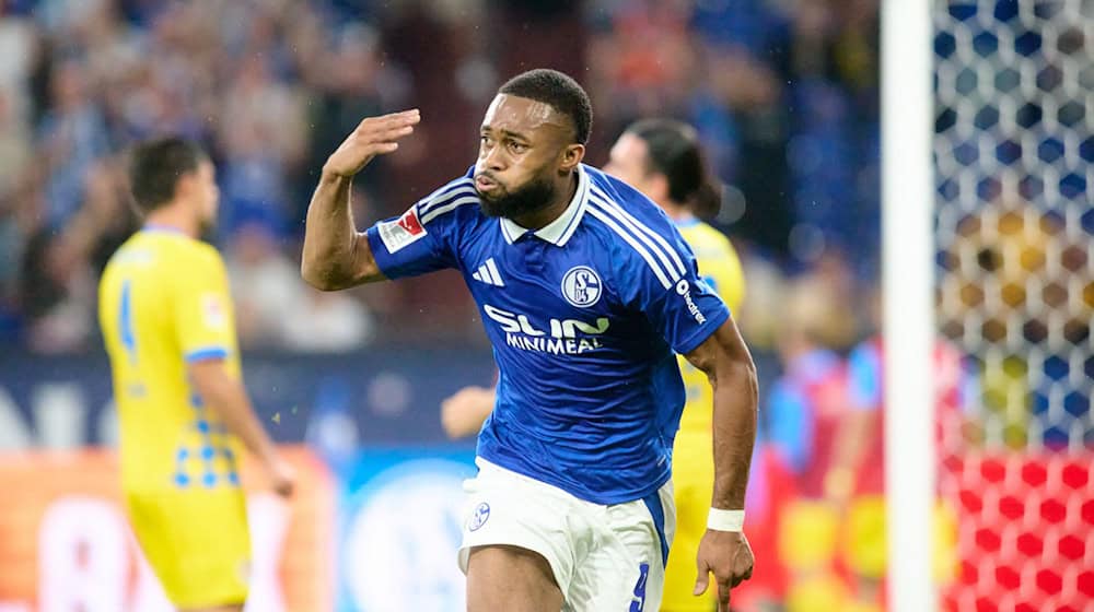 Der FC Schalke 04 um Moussa Sylla hat zum Auftakt der 2. Bundesliga gegen Eintracht Braunschweig gewonnen. / Foto: Bernd Thissen/dpa