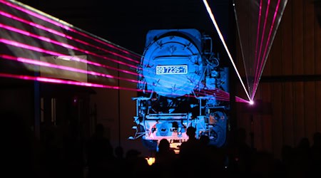 Eine Lasershow und ein Höhenfeuerwerk waren die Höhepunkte des Festwochenendes zum Jubiläum «125 Jahre Harzquer- und Brockenbahn» in Wernigerode. Mehrere Tausend Besucher haben mitgefeiert. / Foto: Matthias Bein/dpa