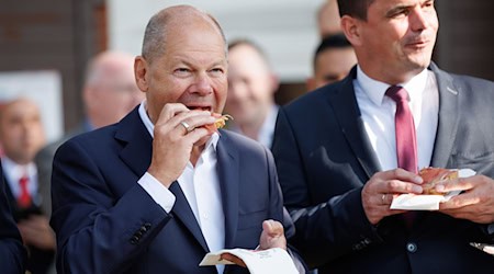 Bundeskanzler Olaf Scholz besucht den Stoppelmarkt in Vechta. / Foto: Friso Gentsch/dpa