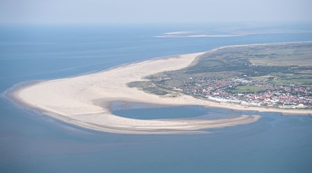 Bundeskanzler Scholz hält Gasbohrungen vor Borkum für wahrscheinlich. (Archivbild) / Foto: Sina Schuldt/dpa