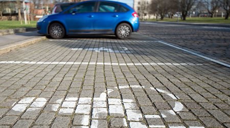 Der Sozialverband Deutschland will Falschparkern auf Behindertenparkplätzen in Braunschweig einen Denkzettel verpassen (Symbolbild) / Foto: Klaus-Dietmar Gabbert/dpa-Zentralbild/dpa