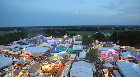 Blick über den Stoppelmarkt in Vechta.   / Foto: Markus Hibbeler/dpa