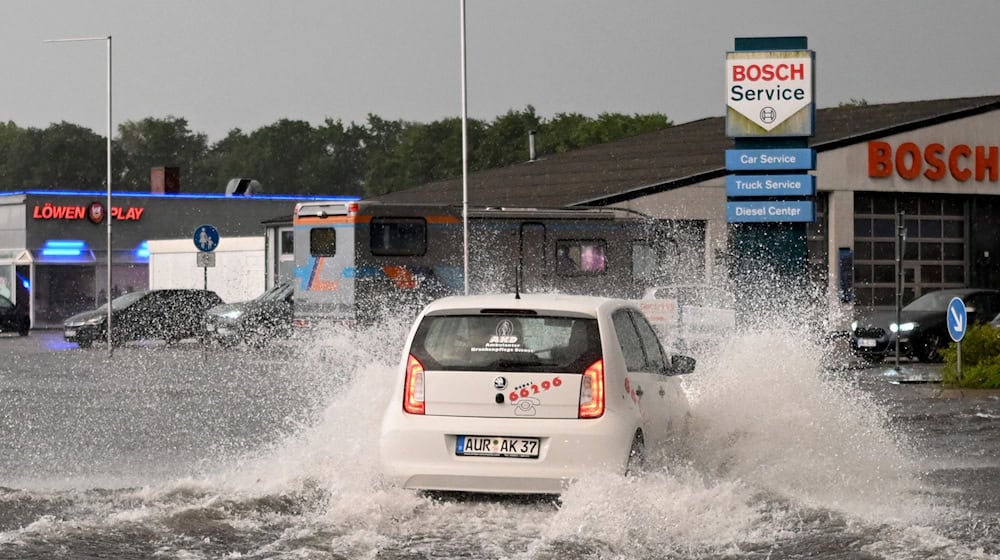 Nach Starkregenfällen in Ostfriesland kam es zu Hunderten Feuerwehreinsätzen. / Foto: Lars Penning/dpa