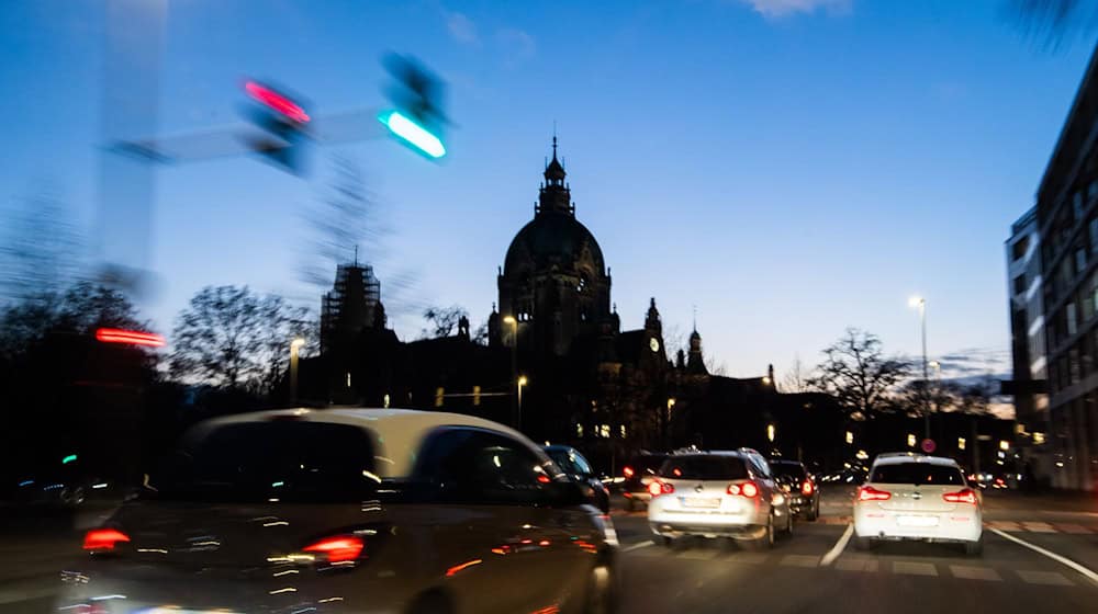 Wie autofrei wird die Innenstadt Hannovers künftig? Die Ratsmehrheit legt einen eigenen Antrag vor und sorgt für Streit. (Symbolbild) / Foto: Julian Stratenschulte/dpa