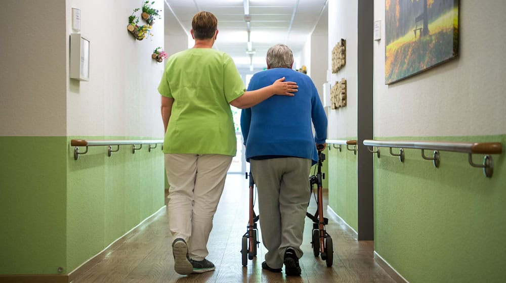 Der Krankenstand in der Pflege ist bereits hoch, im vergangenen Jahr ist er aber noch einmal gestiegen. (Symbolbild) / Foto: Sina Schuldt/dpa