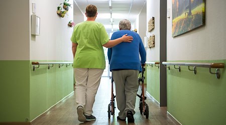 Der Krankenstand in der Pflege ist bereits hoch, im vergangenen Jahr ist er aber noch einmal gestiegen. (Symbolbild) / Foto: Sina Schuldt/dpa