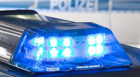 Unbekannte haben eine Regenbogenflagge im Vorfeld eines Christopher Street Days heruntergerissen und verbrannt. (Symbolbild) / Foto: Friso Gentsch/dpa