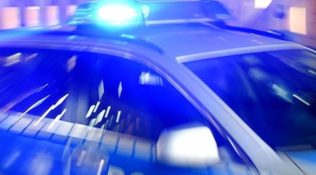 Nach einem versuchten Einbruch in eine Tankstelle in Delmenhorst fliehen zwei Männer vor der Polizei. Nach einer Verfolgungsfahrt und einem Unfall des Fluchtwagens nehmen die Einsatzkräfte die mutmaßlichen Täter in Bremen fest. (Symbolbild) / Foto: Carsten Rehder/dpa