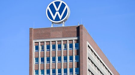 VW in Wolfsburg: Wegen schwacher Geschäfte verschärft die Kernmarke ihren Sparkurs. / Foto: Julian Stratenschulte/dpa