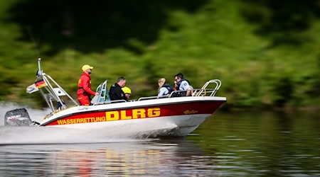 DLRG-Präsidentin Ute Vogt warnt davor, in Flüssen zu schwimmen - dort starben nämlich im laufenden Jahr die meisten Menschen bei Badeunfällen. (Symbolbild) / Foto: Christoph Reichwein/dpa