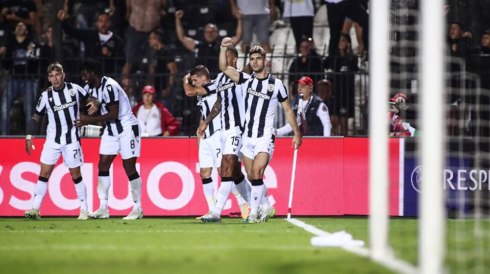 Transfer perfekt: Der VfL Wolfsburg holt den griechischen Abwehrspieler Konstantinos Koulierakis (r) von PAOK Saloniki. / Foto: Giannis Papanikos/AP/dpa