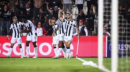 Transfer perfekt: Der VfL Wolfsburg holt den griechischen Abwehrspieler Konstantinos Koulierakis (r) von PAOK Saloniki. / Foto: Giannis Papanikos/AP/dpa