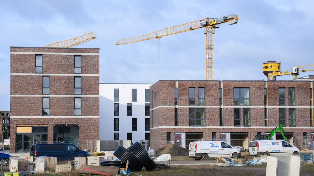 Neue Wohnungen werden vielerorts benötigt, doch der Neubau in Niedersachsen stockt. (Archivbild) / Foto: Julian Stratenschulte/dpa