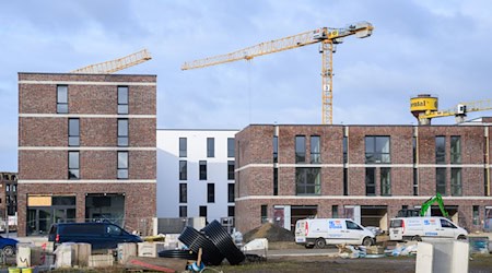 Neue Wohnungen werden vielerorts benötigt, doch der Neubau in Niedersachsen stockt. (Archivbild) / Foto: Julian Stratenschulte/dpa