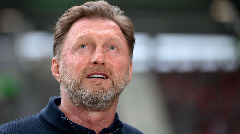 Trainer Ralph Hasenhüttl vom VfL Wolfsburg freut sich auf ein Top-Talent. / Foto: Swen Pförtner/dpa