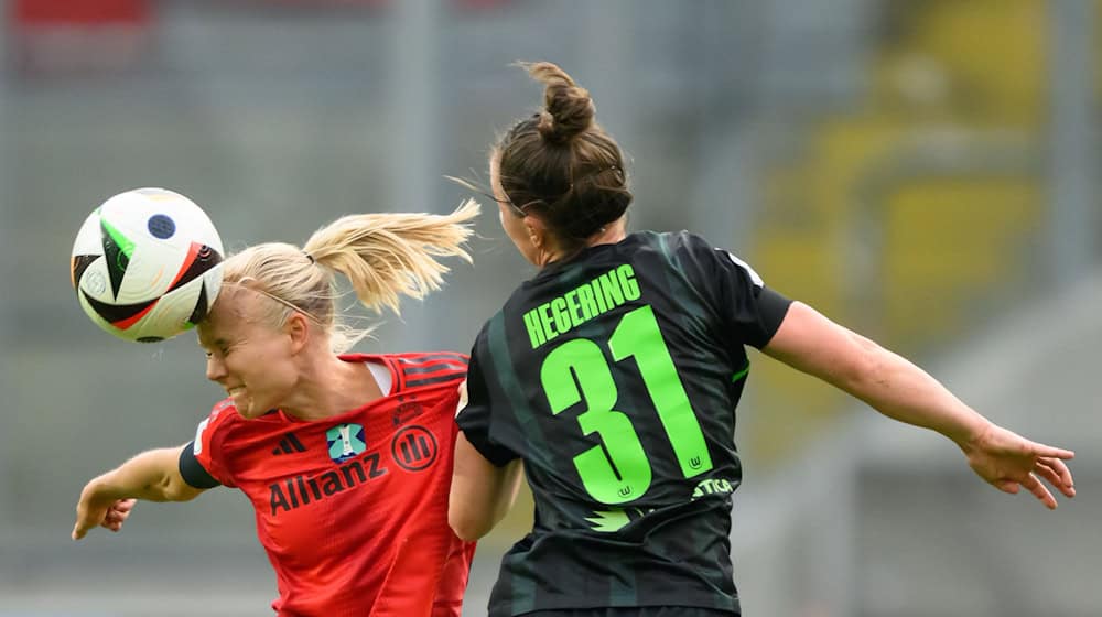 Münchens Pernilla Harder (l) und Wolfsburgs Marina Hegering gelten mit ihren Clubs als heiße Titelkandidaten. / Foto: Robert Michael/dpa