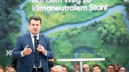 Bundesarbeitsminister Heil besucht das Stahlwerk, um sich über die Veränderungen zu informieren. / Foto: Sina Schuldt/dpa