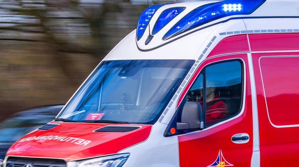 Bei einem Autounfall ist ein 65-Jähriger im Landkreis Oldenburg tödlich verletzt worden. Der Mann kam mit seinem Wagen von der Straße ab. (Symbolbild) / Foto: Jens Büttner/dpa