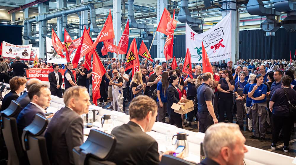 Auf der Betriebsversammlung in Wolfsburg begrüßen Mitarbeiter den Vorstand mit scharfem Protest gegen die jüngsten Sparpläne. / Foto: Moritz Frankenberg/dpa Pool/dpa